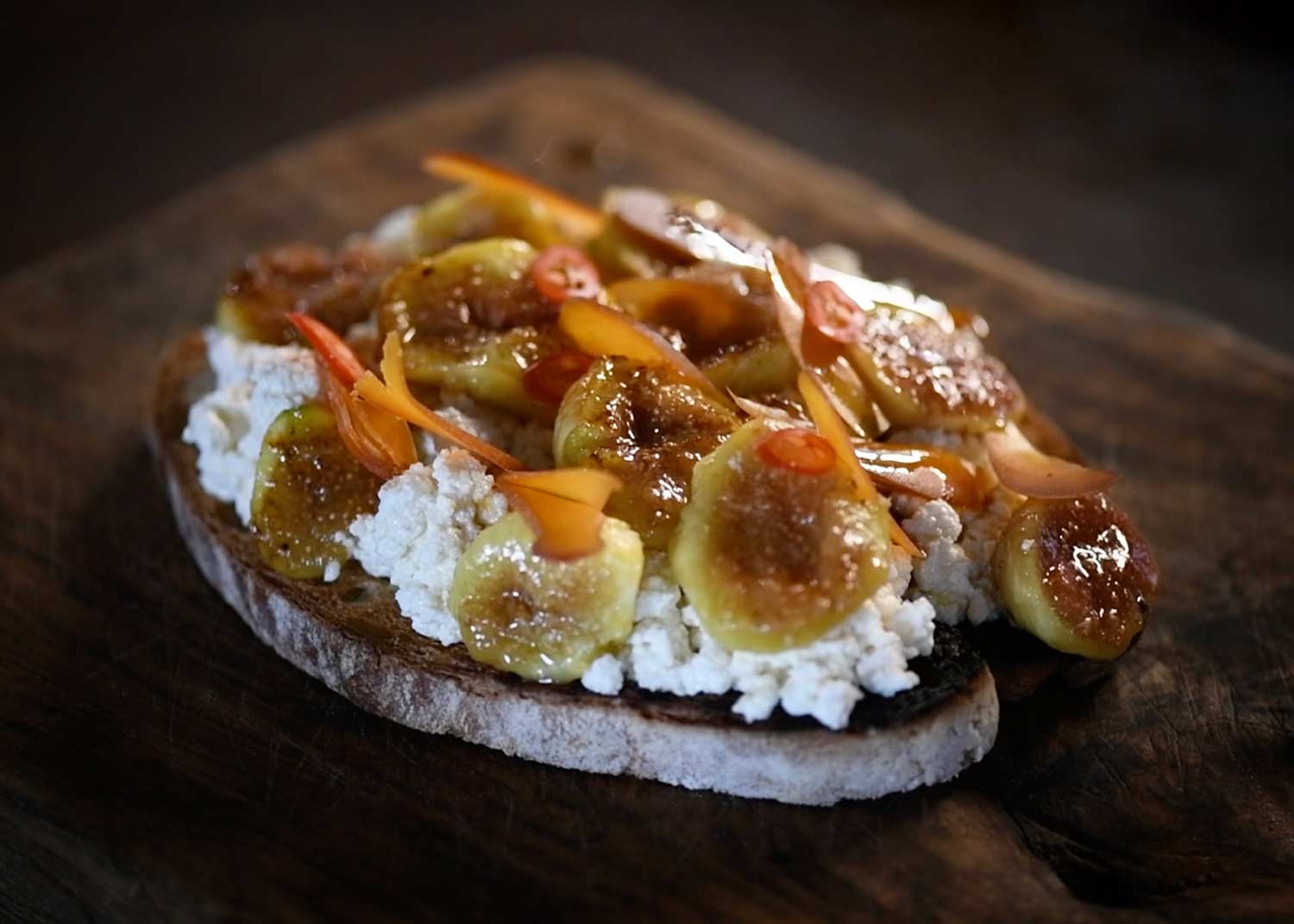 Crostone di Pane con Fichi, Ricotta e Bottarga