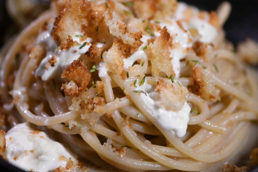 Spaghetti Burro E Alici Con Stracciatella E Pane Croccante