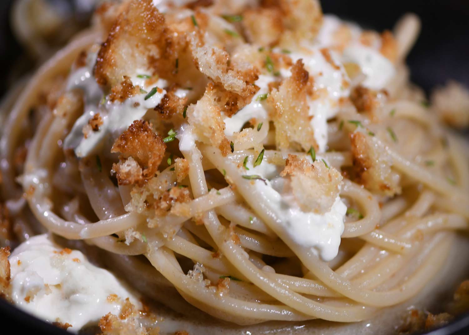 Spaghetti Burro E Alici Con Stracciatella E Pane Croccante