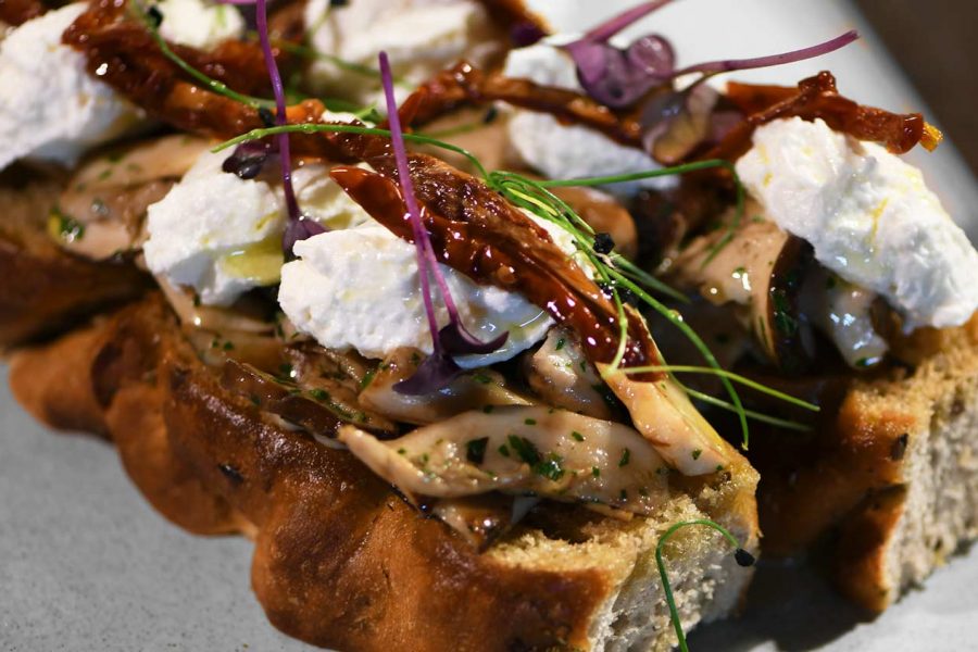 Crostone Di Pane Con Porcini, Ricotta E Pomodori Secchi