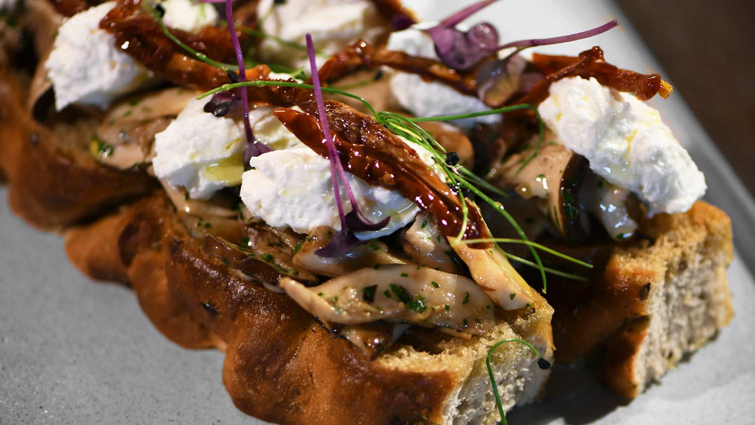 Crostone Di Pane Con Porcini, Ricotta E Pomodori Secchi