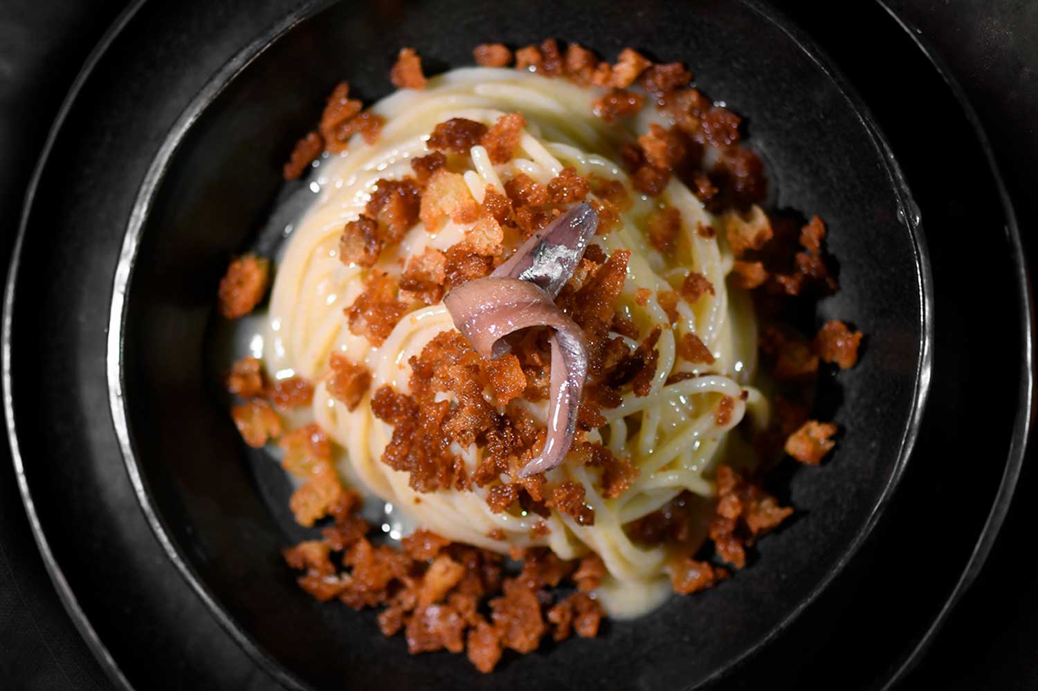 Spaghettoni con alici e pane croccante