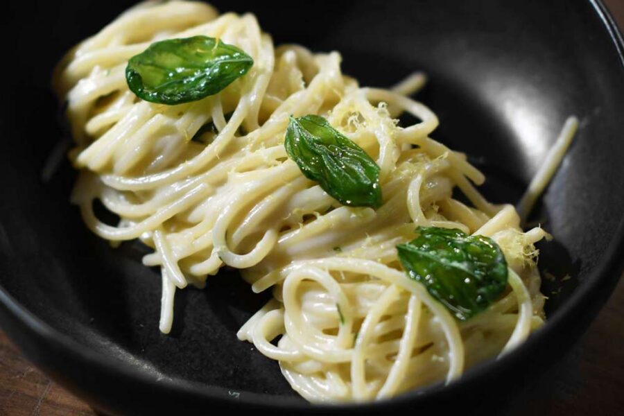 Spaghetti con limone, pecorino e basilico