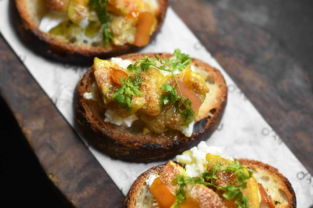 Crostone di pane con burrata, fichi e bottarga