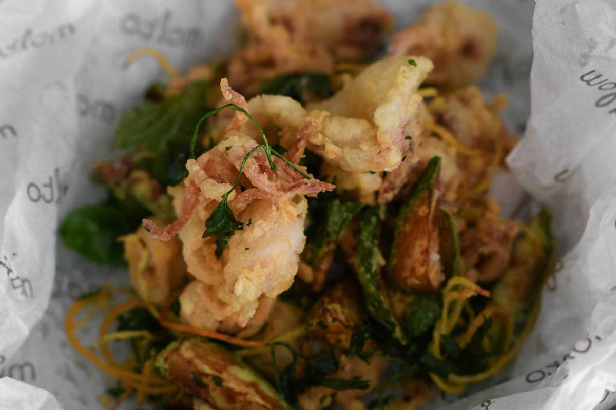 Frittura Calamari e Zucchine con Zeist di Agrumi e Misticanza