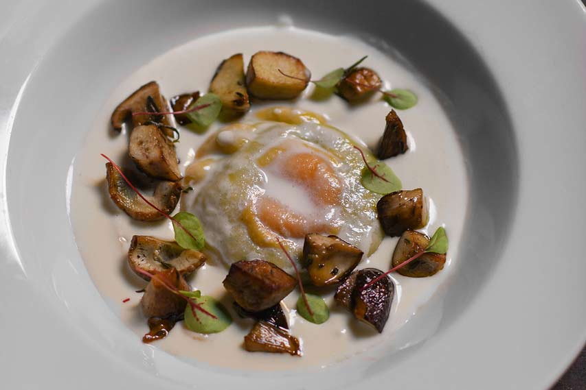 Raviolone Ricotta e Spinaci, Fonduta di Parmigiano e Porcini