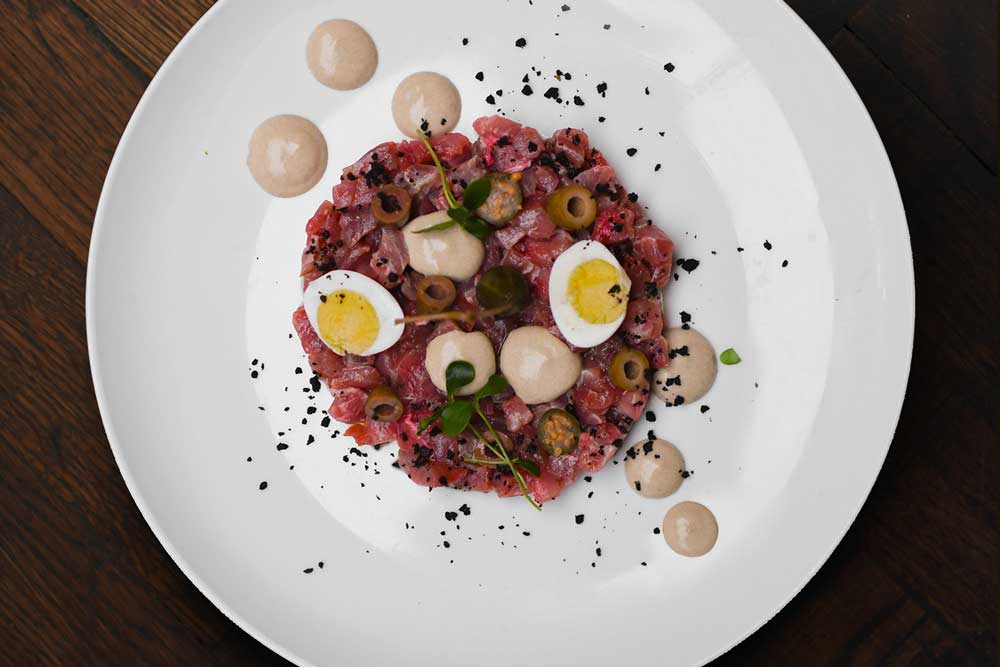 Tartare di Tonno con Salsa Tonnata e Uova di Quaglia