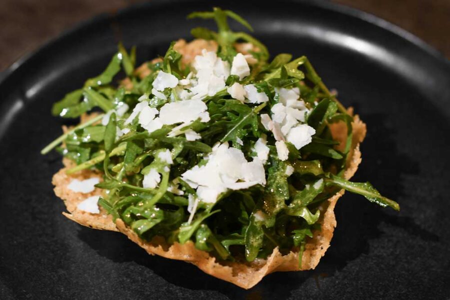 Insalata di Rucola e Pestaccio con Cialda al Parmigiano