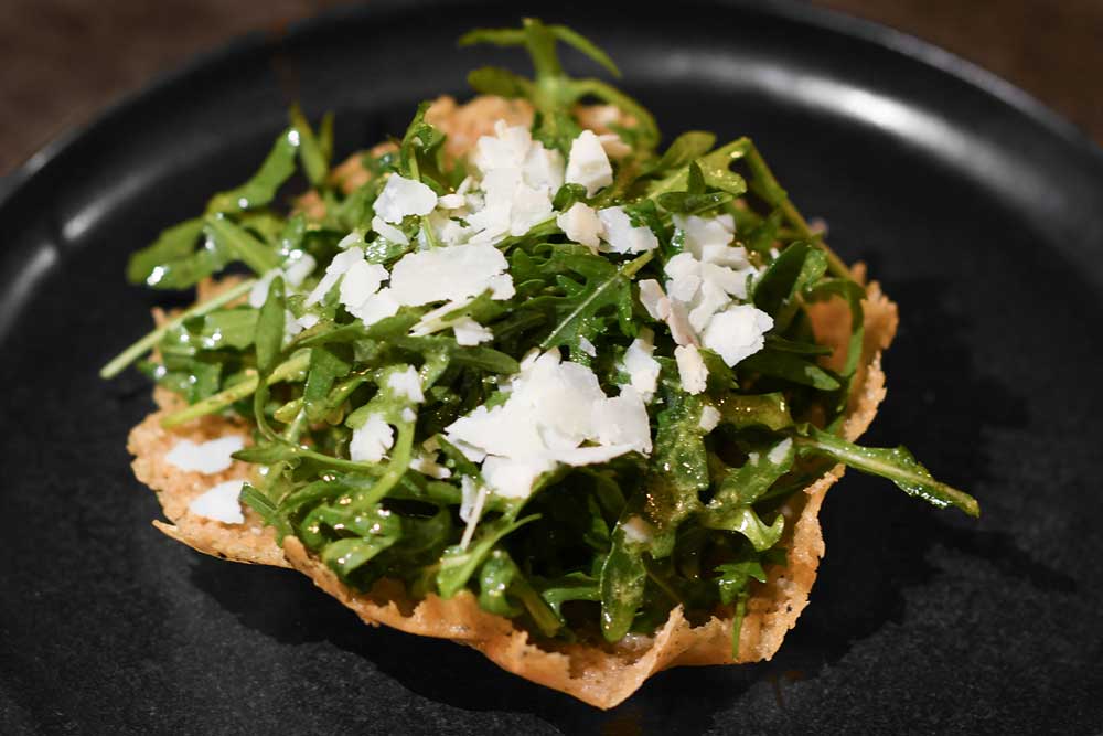 Insalata di Rucola e Pestaccio con Cialda al Parmigiano