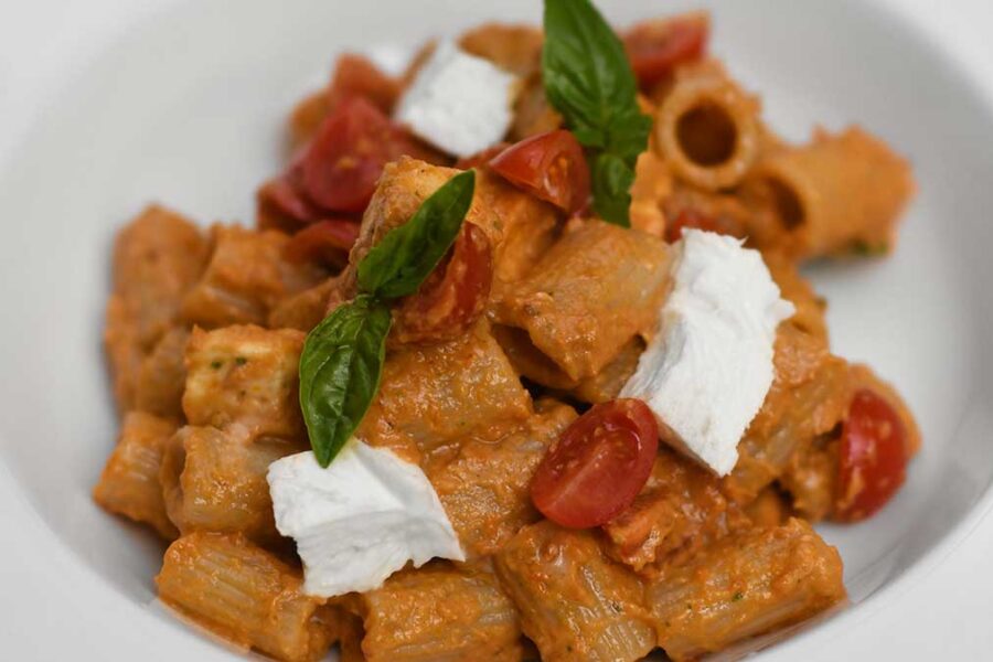 Pasta al Pesto di Pomodori secchi, bufala e pomodori datterino