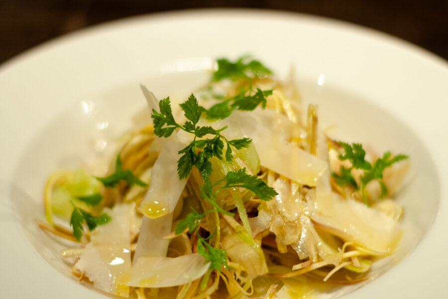 Insalata di carciofi, sedano croccante e Parmigiano